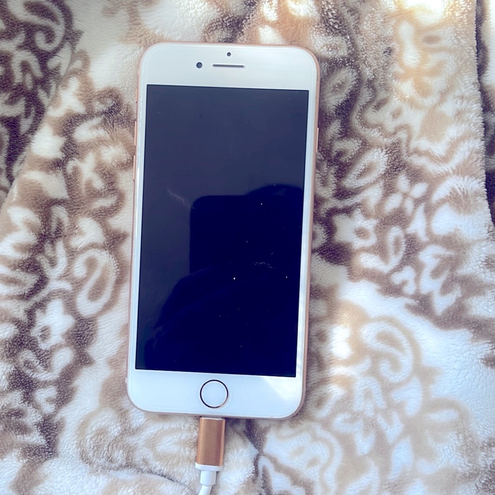 I’m selling an iPhone 8 rose gold in great condition, the carrier is T mobile!!